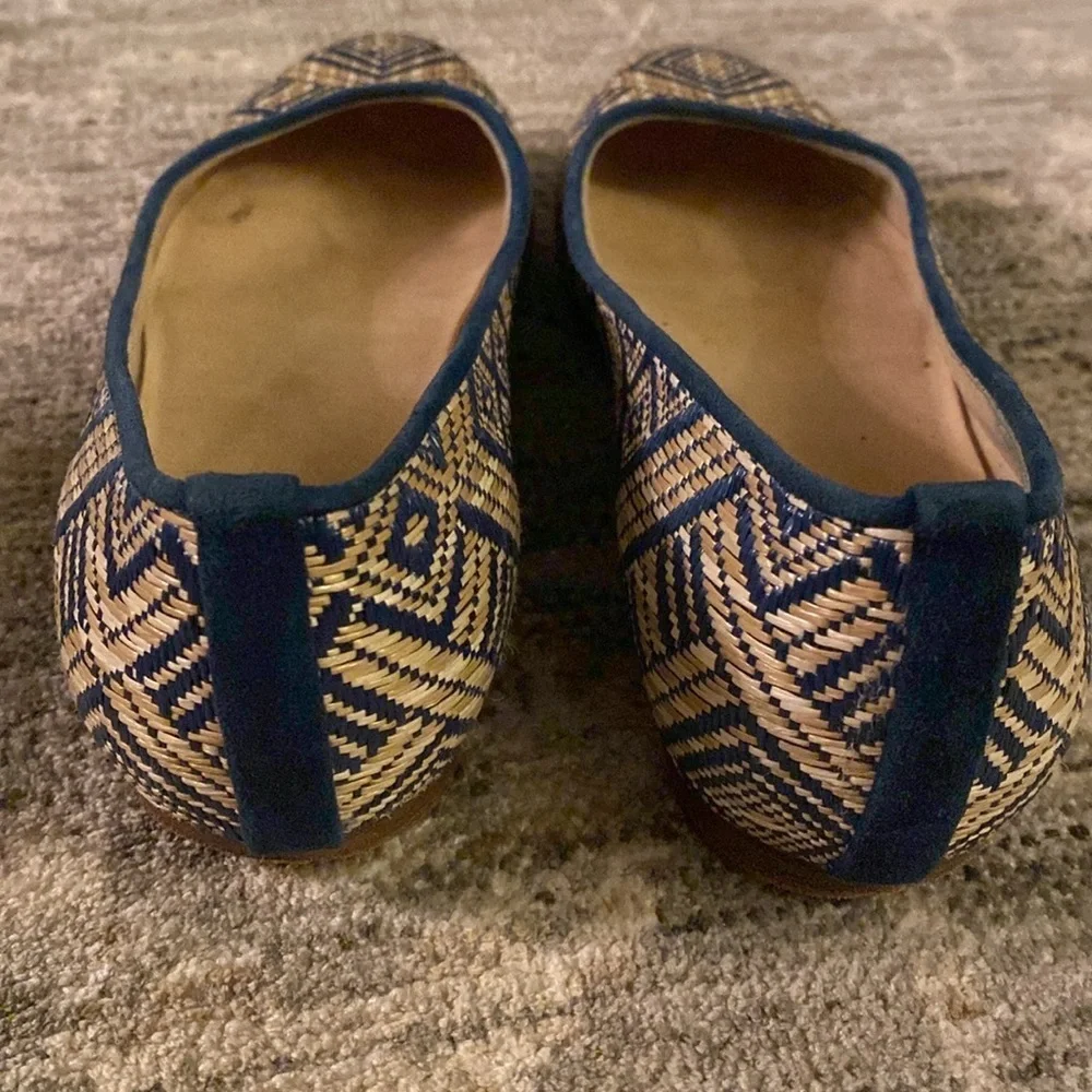 Stuart Weitzman ballet flats - size 6 - round toe - great condition